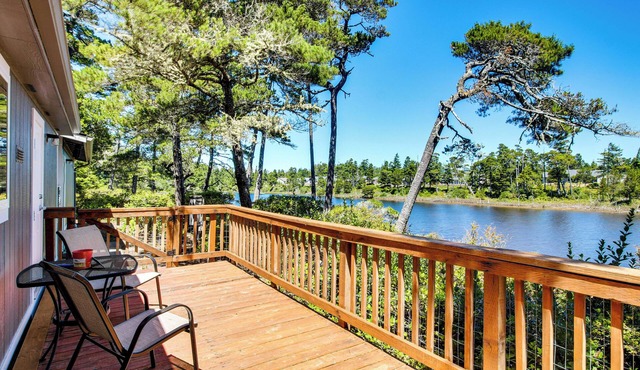 Quiet Lakefront Retreat < 2 Mi to Heceta Beach!