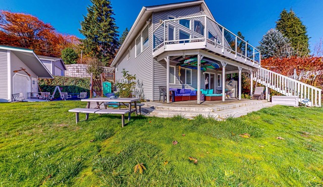 Quiet lakeside retreat with dock & hot tub access, kayaks, & AC - dog-friendly