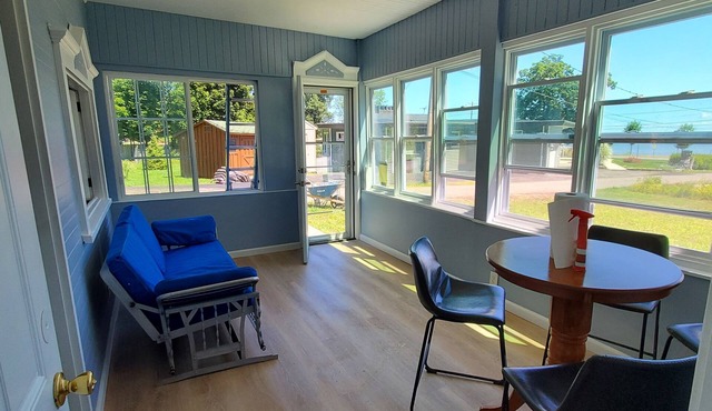 Quiet lakeview deluxe cottage borders bird santuary 250 feet from the beach.