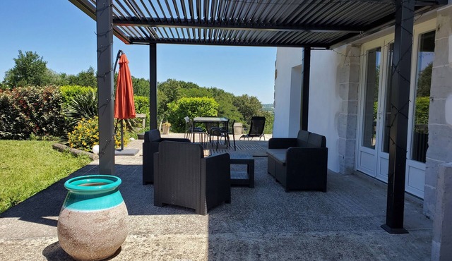 Quiet Landes family home with swimming pool.
