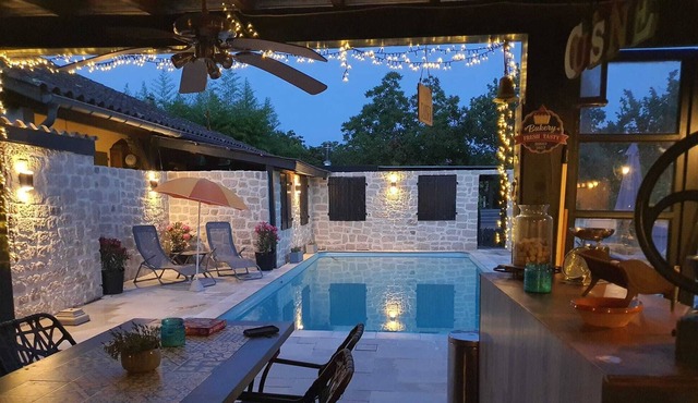 Quiet large detached holiday home for 6 people with swimming pool