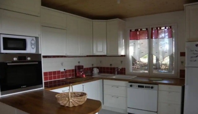 QUIET LITTLE HOUSE WITH MAGNIFICENT VIEW!