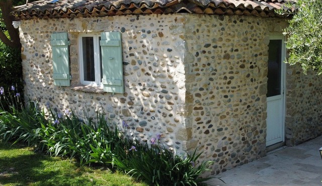Quiet little house with large garden on the Rhône agricultural plain