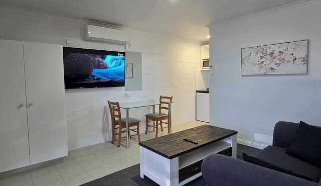 Quiet location across from the Lake. Easy walk into town.