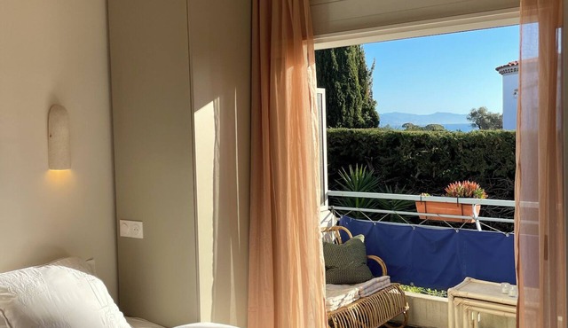 Quiet location on Cap d'Antibes, sea view and 2 minutes from the most beautiful beaches