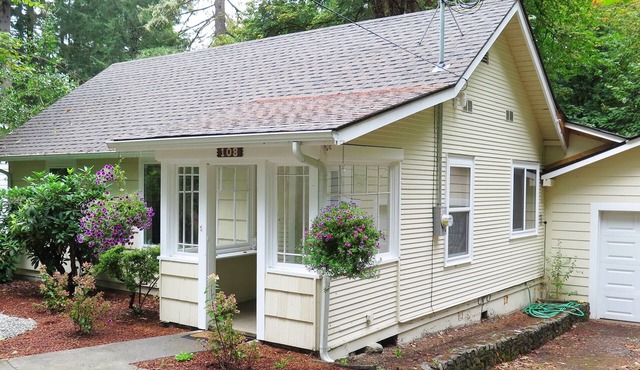 Quiet Location on Greenbelt 1 Mile from City Center - Newly Remodeled - Parking