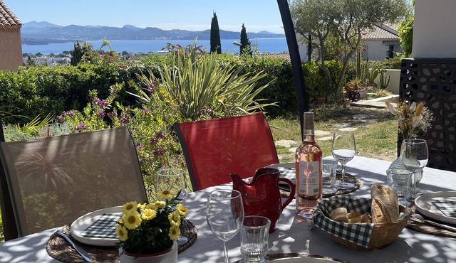 QUIET location on the heights of La Ciotat - PANORAMIC VIEW over the bay - Charming.