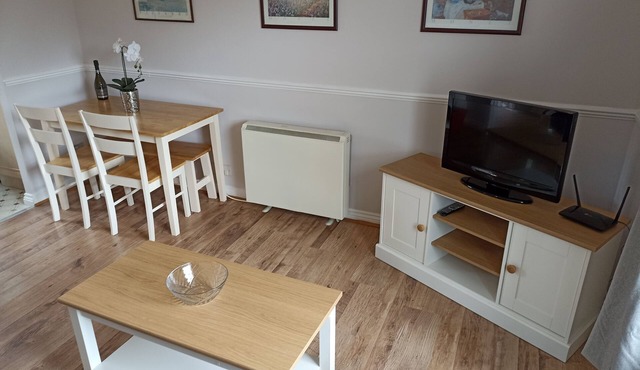 Quiet Location, Private Parking, One Mile to Station.