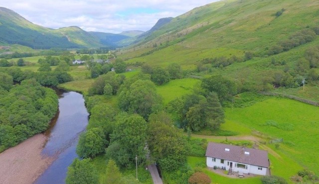 Quiet location with stunning views, sleeps 8, pet friendly, free Wi-Fi