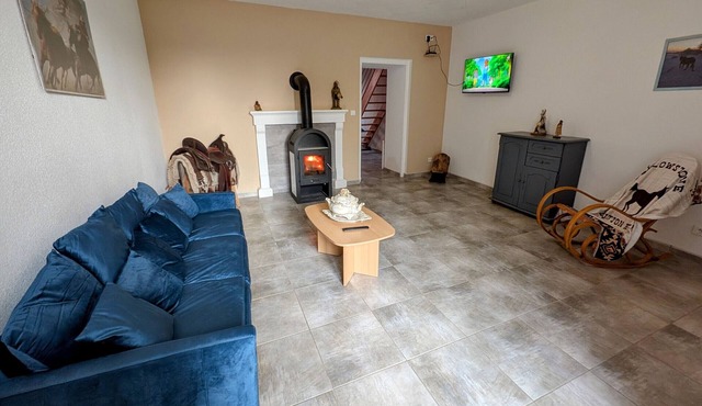 Quiet Lodge for 4 with Wood Stove and WiFi Included