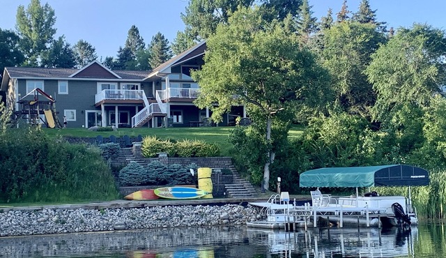 Quiet Luxury Lakefront Retreat w/Pontoon and dock Included - Alexandria, MN