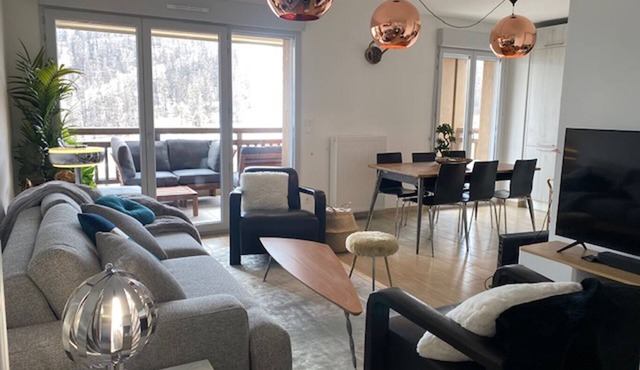 Quiet, luxury, south-facing terrace 100m from the slopes