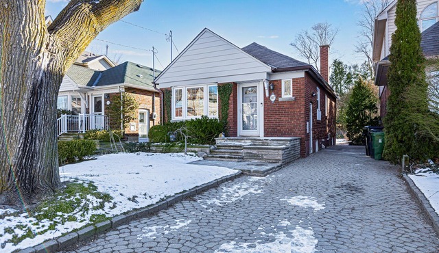 Quiet Luxury Stay at Prime Location 2-Min Walk to Leaside Subway Pet Friendly