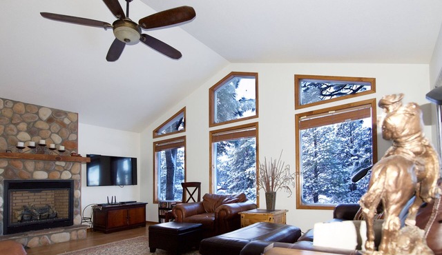 Quiet Luxury 5 min from downtown/hot Springs w/a fenced half acre yard