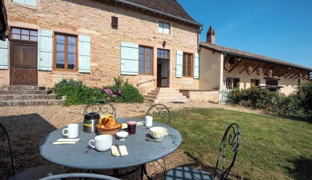 Quiet Maison de Maître in Burgundy with enclosed gardens. Pets welcome.