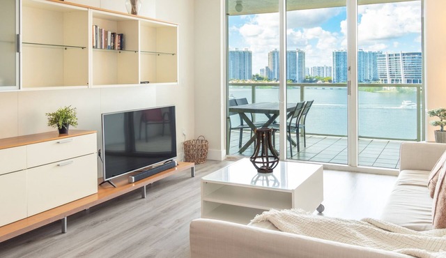 Quiet marine condo with breathtaking views of the bay | WIFI + Parking