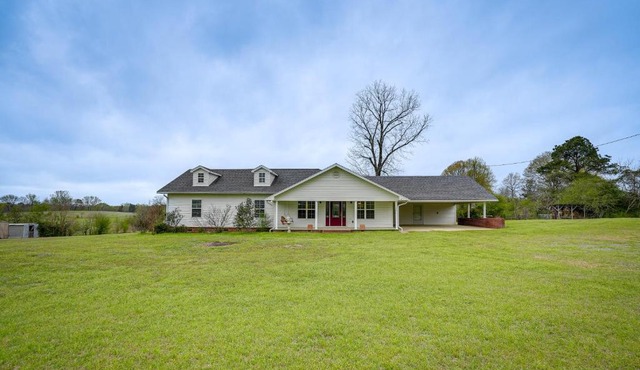 Quiet Marion Getaway with Fireplace!