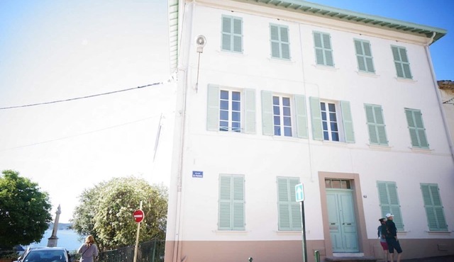 Quiet Mediterranean apartment in the heart of the charming village of Giens