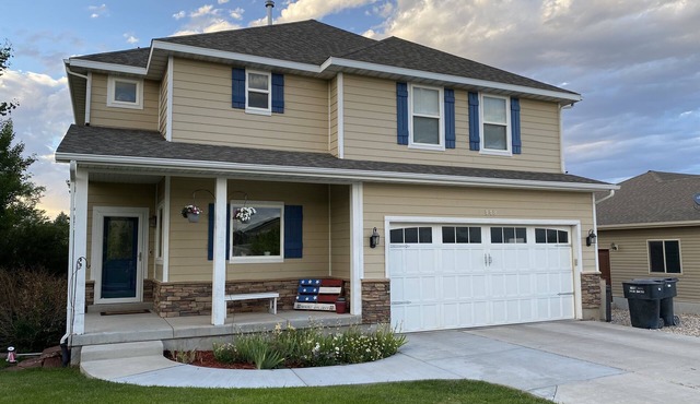 Quiet, modern 1 BR basement, relaxing, movie theater
