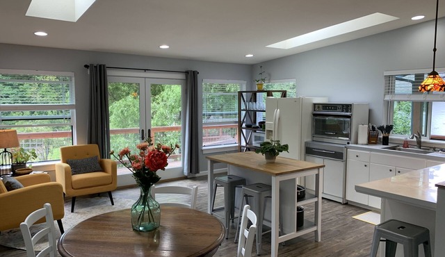 Quiet Modern Apartment on Tidal Estuary near Shops/Parks