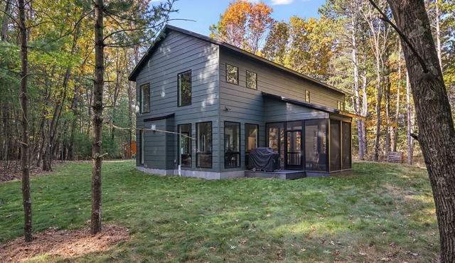 Quiet modern cabin on a small lake in the woods