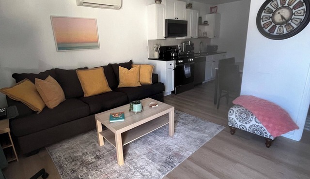 Quiet & Modern Charming 2-bedroom apartment in Gatesville with AC