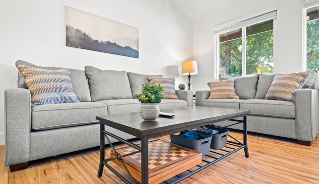 Quiet Modern Condo by UNR & 3 min to Dowtown