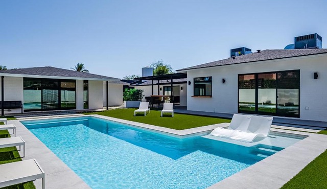 Quiet Modern Estate w/ Guest Home & Heated Pool: Scottsdale