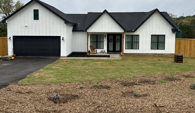 Quiet modern farmhouse, heart Texas Hill Country, min from the Guadalupe River..