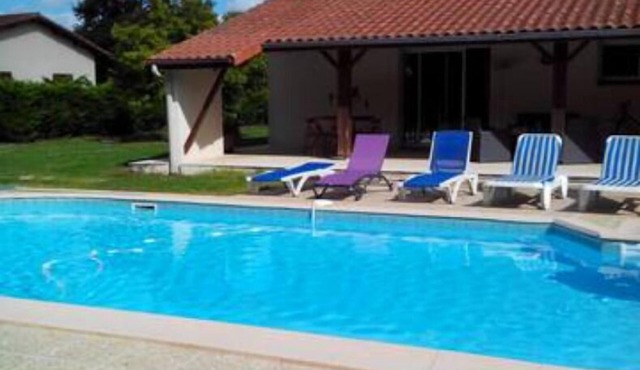 Quiet modern house with swimming pool