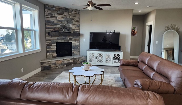 Quiet Modern Home in South Salem with Game Room + 3 Bedrooms