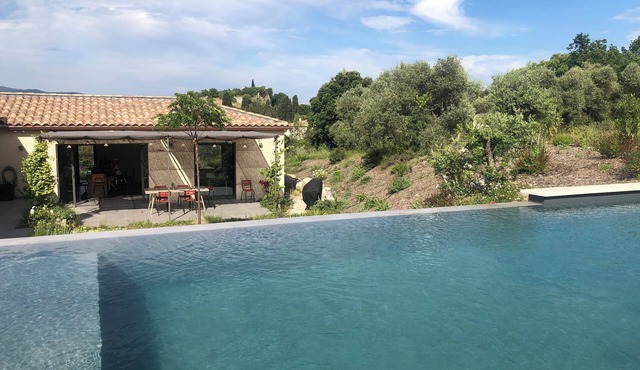 Quiet modern house, infinity pool, near Luberon, Avignon and Aix
