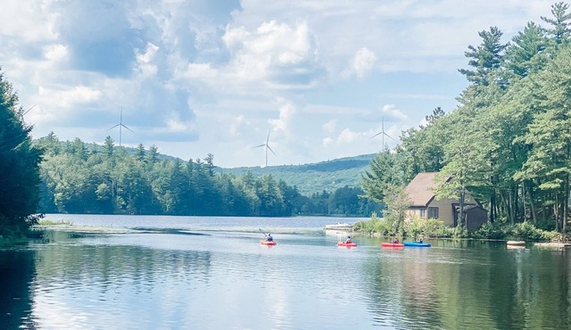 Quiet Modern Lakeside Retreat