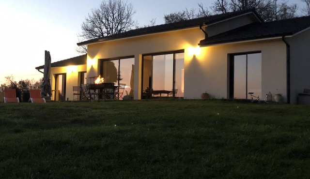 Quiet modern villa with breathtaking views just minutes from Périgueux