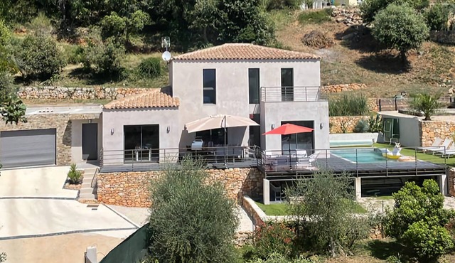 Quiet modern villa with swimming pool