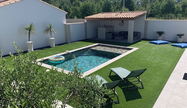 Quiet, modern villa with heated pool, terrace and pétanque court