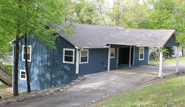 Quiet Mountain 3/2 Home with Spectacular Views. Additional bedroom for extra.