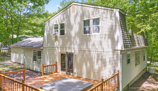 Quiet mountain home with deck, hot tub, pool table & Ping-Pong/air hockey