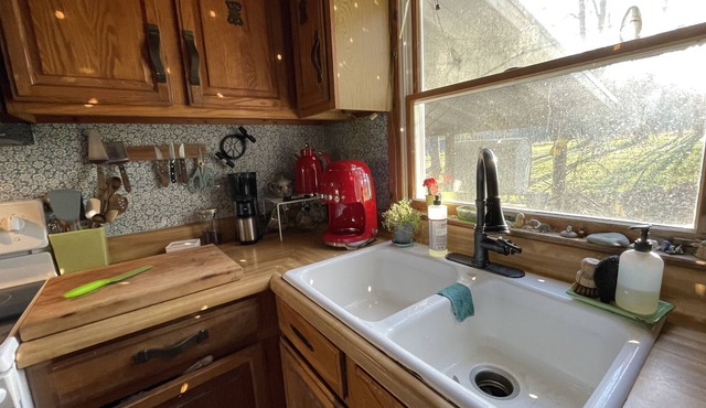 Quiet mountain retreat with artist workspace, playroom, office and views