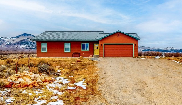 Quiet, mountain-view home near Moab & outdoor adventures