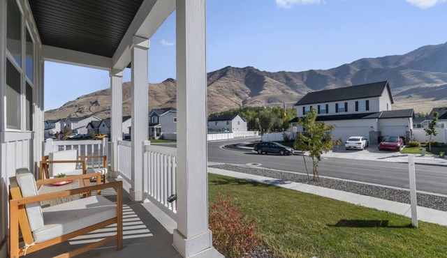 Quiet Mountain View Retreat Brand-New Home