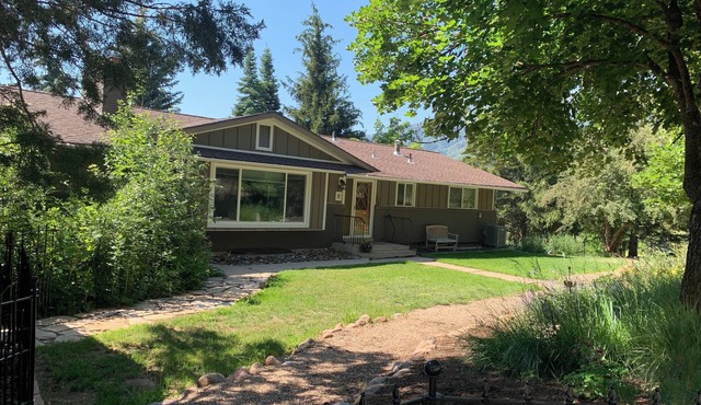 Quiet Mountainside home with amazing views just 15 minutes from skiing and town!