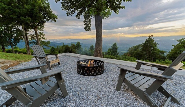 Quiet Mountaintop Vista w/Hot tub and Fire pit