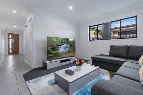 Quiet n Stylish 3mins to Mall Modern 4BR House