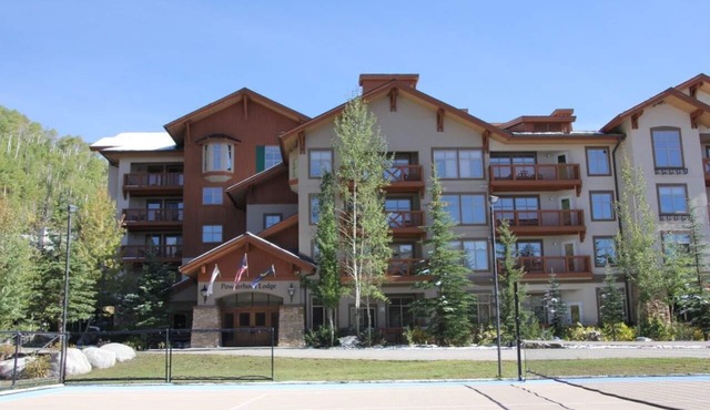 Quiet n2 Bedroom/2 Bath Condo Sleeps 8