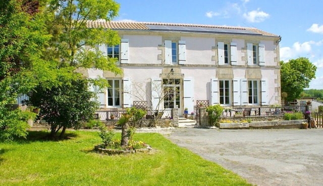 Quiet, natural gite between La Rochelle, the Marais Poitevin, Niort and Rochefort