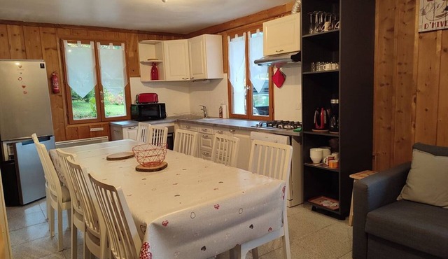 Quiet Nature Retreat: Spacious 3-Bedroom Chalet for 10 with Fireplace, Garden & Mountain Views