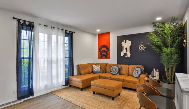 Quiet Neighborhood-Near Eats & Shops-Airport!