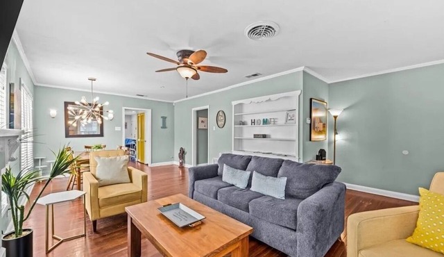 Quiet Neighborhood, nestled by the bay