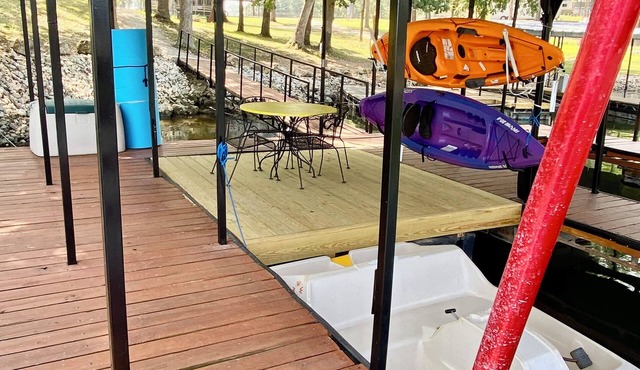 Quiet neighborhood, 2 Bedroom house, Lake front with dock, close to town